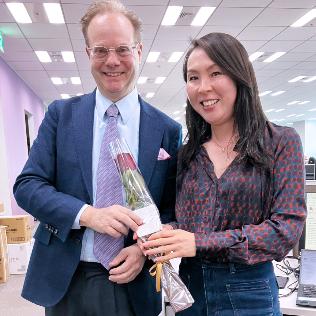 一輪のバラを大切な人に贈るバレンタインデー